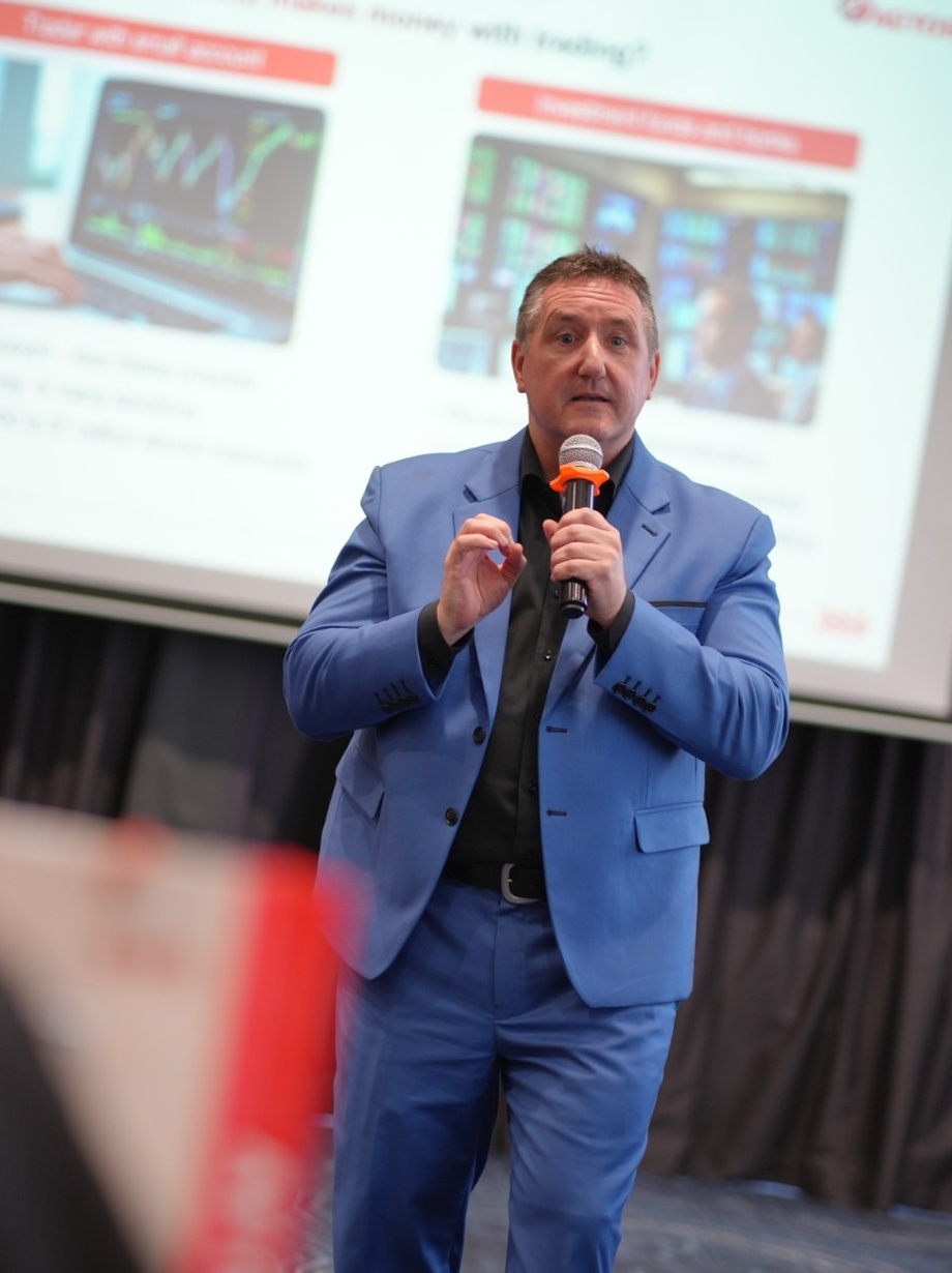 Markus Gabel presenting the DowHow methodology